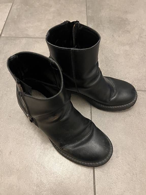 Scarpe da donna: STIEFELETTEN LEDER SCHWARZ – Usato da Zürich venduto da bekkabra 1