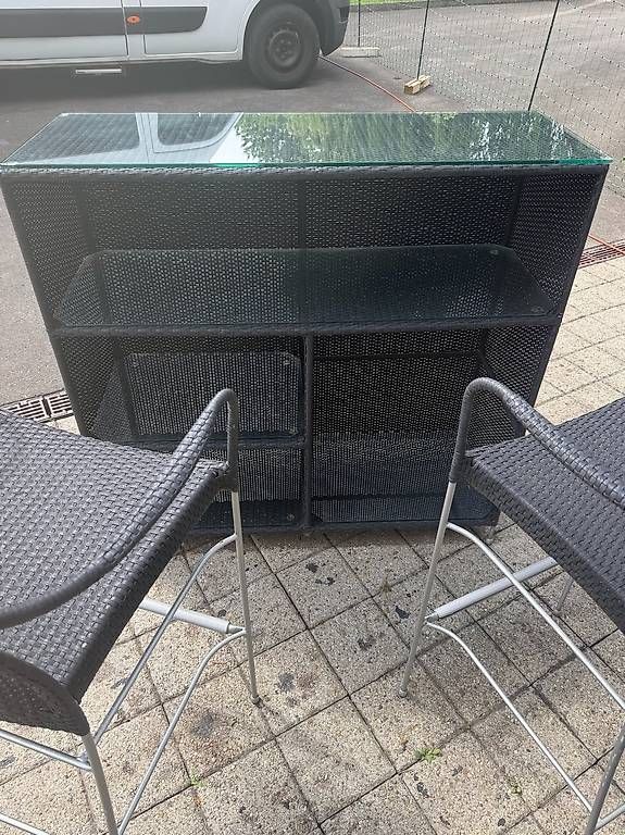 Set di tavolo e panche: Rattan Bar mit 2 Stühlen – Usato da Holzhäusern / Rotkreuz venduto da C.I.01 3