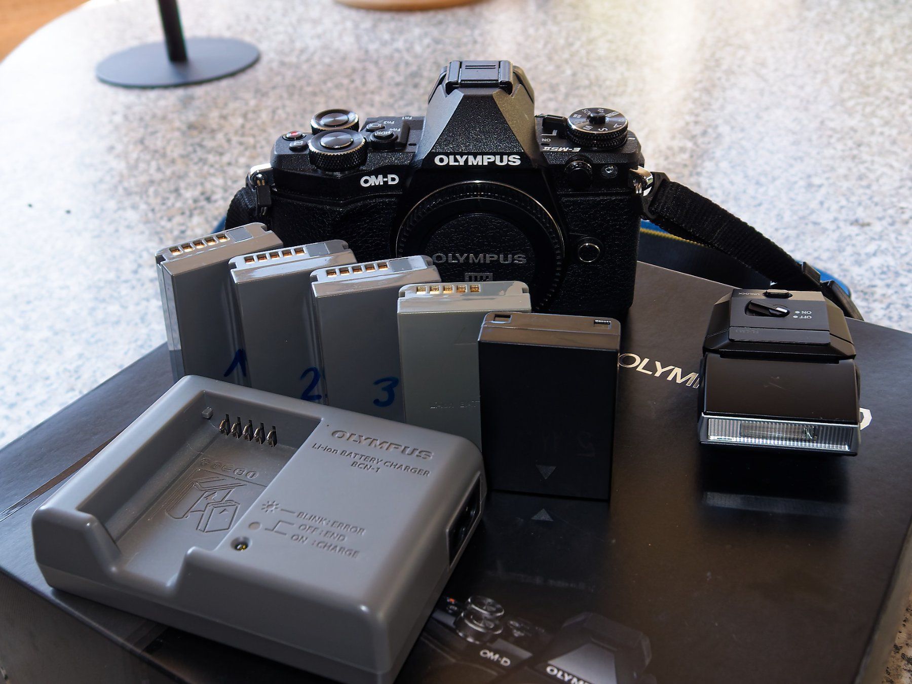 Olympus Kamera: Olympus OM-D  E-M5 II   Body mit Zubehör – Gebraucht aus Aristau von Curtis11 5