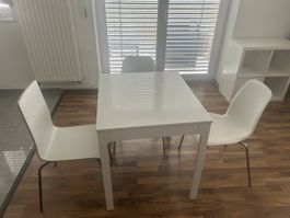 Tisch ausziehbar und  4 stühle