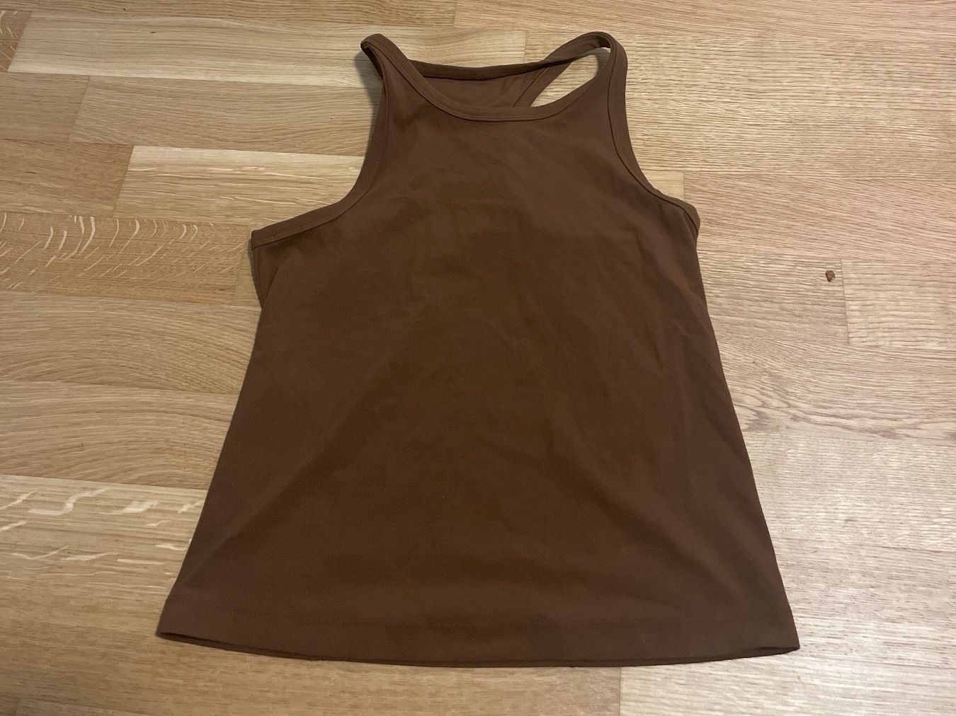 Lululemon Tops: Lululemon top - Racerback, size 6 – D'occasion à Neuchâtel par min_g6ty