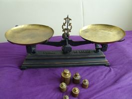 antike Waage m. Messingschalen & Gewicht