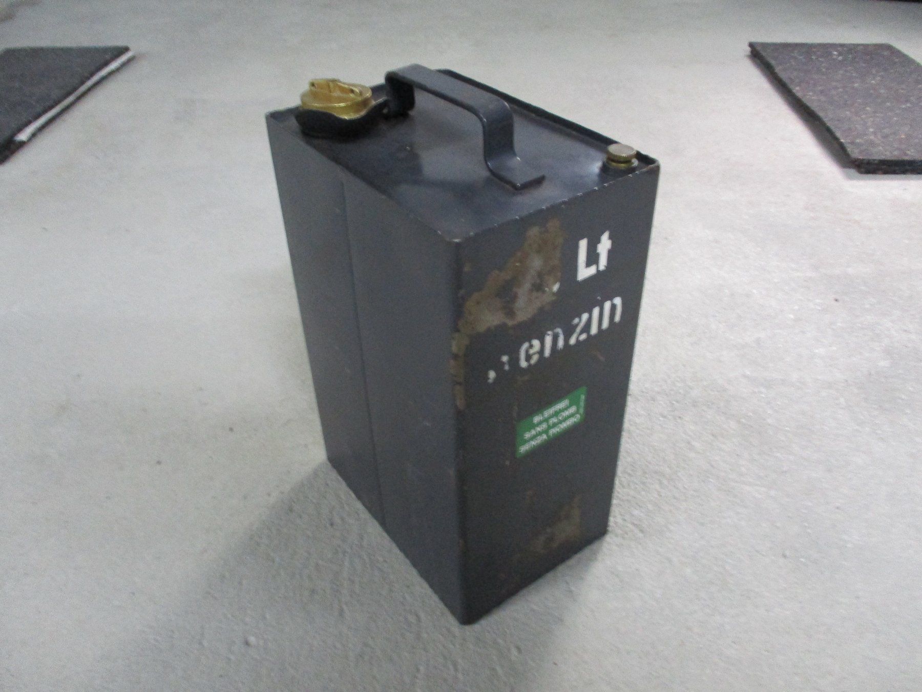 Taniche per benzina: Armee Benzinkanister – Usato da Rubigen venduto da Wbowtie