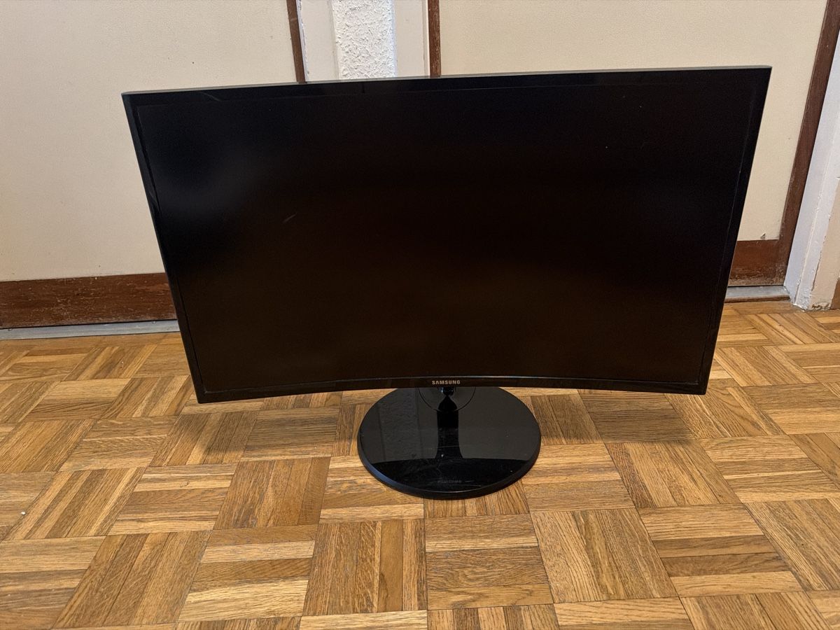 Monitore: Ecran Samsung incurvé bon état – Gebraucht aus meyrin von aar_g8xm