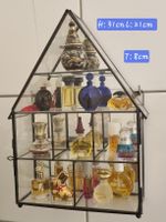 Vitrine aus Glas in Hausform, mit kl. Parfums