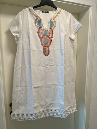 Robe d'été blanche avec broderie