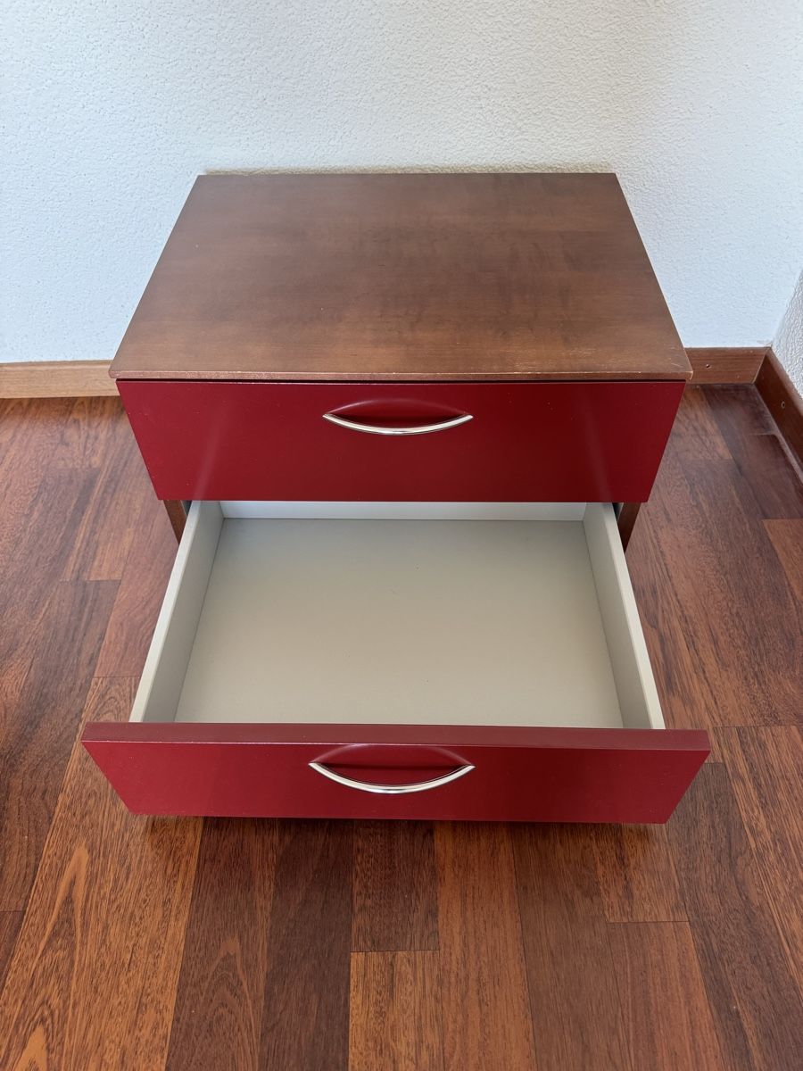 Comodini: Nachttisch / Kommode rot-braun mit 2 Schubladen – Usato da Altendorf venduto da lad_fm5y 3