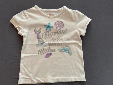 Hübsches T-Shirt mit div. Meerjungfrau-Motiven, Gr. 5 J.