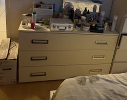 Beige Kommode mit 3 Schubladen, ideal für Schlafzimmer