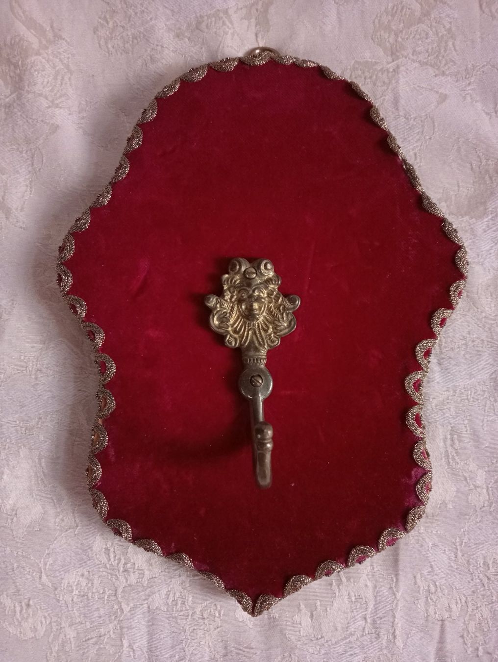 Ferramenta: Vintage oder Antike Wandgarderobe Samt Messing Haken Figur – Usato da Oberdorf BL venduto da Barocki888
