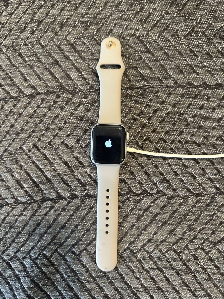 Apple Smartwatch: Apple Watch Series 4 – Nuovo (secondo la descrizione) da Kölliken venduto da mar_8jjj