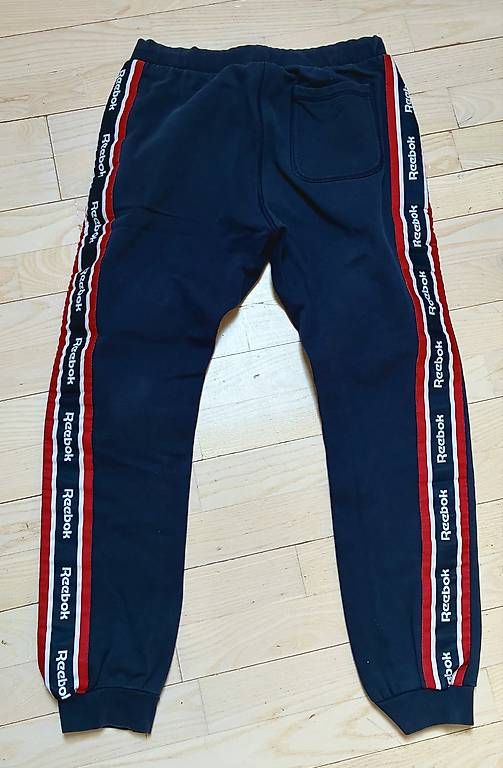 Reebok Pantaloni: Reebok Classic Trainerhose Grösse M – Usato da Aegerten venduto da OneLuke