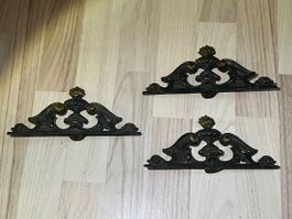 3 antike MÖBEL-BESCHLÄGE aus Gusseisen / ca. 1880-1920