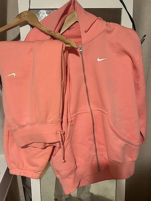 Kleiderpakete: Training Nike – Gebraucht aus Lully VD von Nicosie