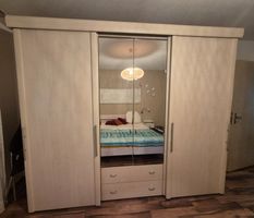 Holzschrank, weiss lasiert,  mit Schwebe-/Scharniertüren