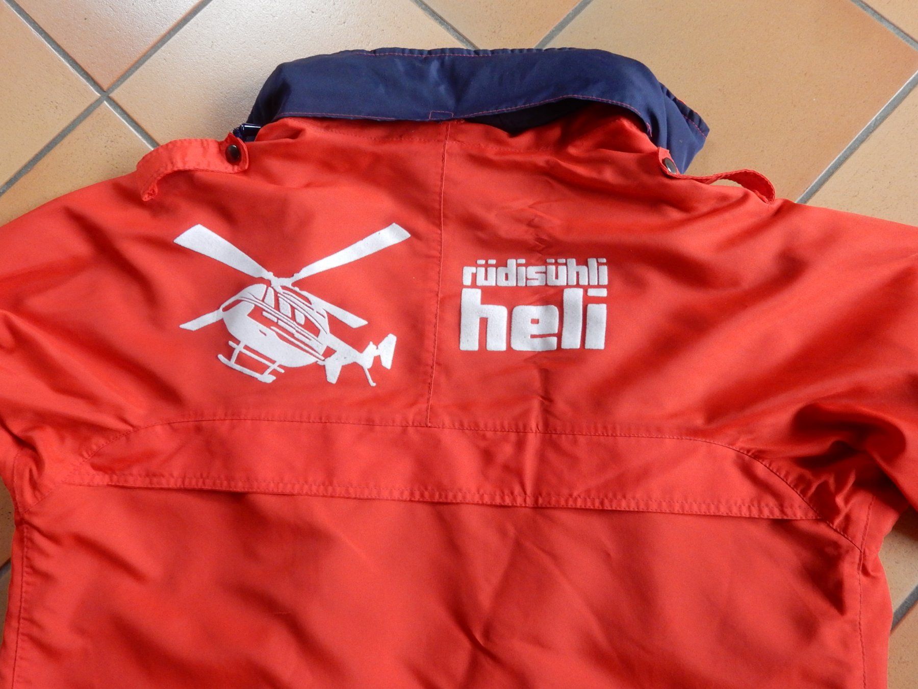 Giacche: Outdoorjacke mit Logo einer Helikopterfirma – Usato da Waldstatt venduto da Kananaskis1 3