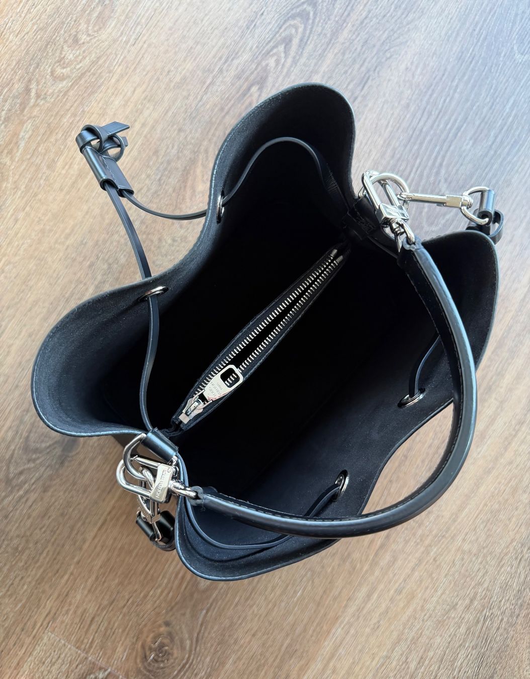 Louis Vuitton Taschen für Damen: Wunderschöne LOUIS VUITTON NéoNoé MM Tasche schwarz – Neu (gemäss Beschreibung) aus Winkel von betterade 3