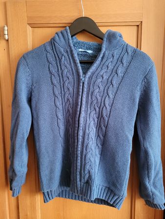 Warme Strickjacke mit Kapuze Gr. 140 flauschig gefüttert