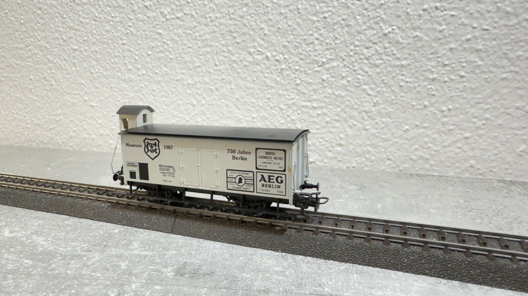 Märklin Modellini di ferrovie: Märklin Güterwagen mit AEG Werbung H0 / AC – Usato da Windlach venduto da Kelebra 3