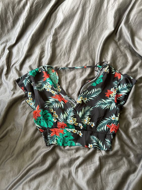 Crop top fleuri noué dans le dos