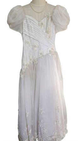Traumhaftes Vintage Brautkleid – Weiss mit Perlen & Tüll