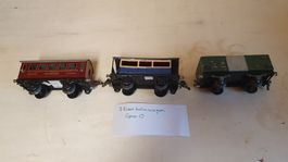 Drei antike Eisenbahnwagen der Spur 0