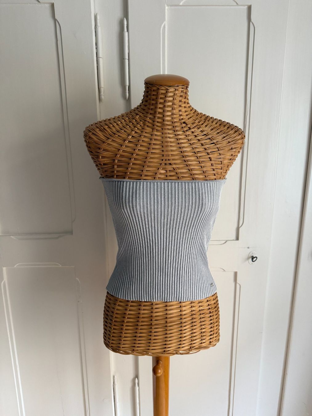 Pull&Bear Tops: PULL&BEAR - Bandeau-Top hellgrau gerippt M – D'occasion à Zürich par Diazaio