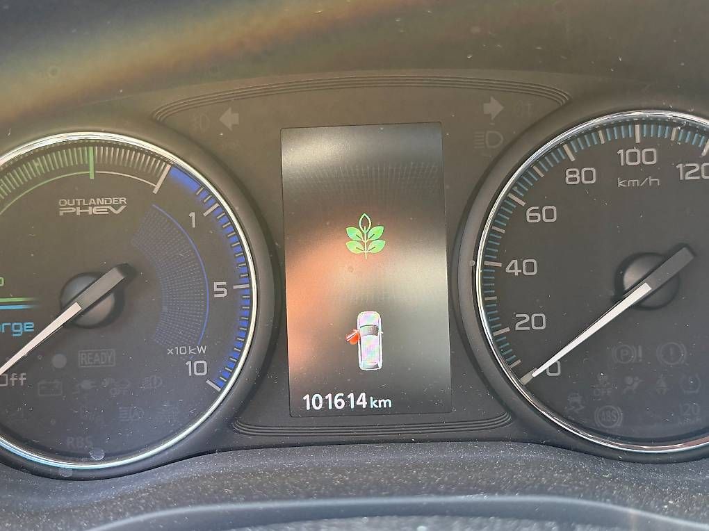 Autos: Outlander 2.4 PHEV Style 4WD Automatic – D'occasion à Les Bioux par mkav 2