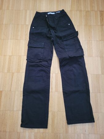 10. Pantalon cargo Bershka noir, taille 34