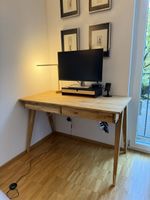 Schreibtisch aus massivem Holz mit zwei Schubladen hell
