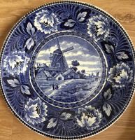 Antike Wandteller mit Blumenmotiv und Mühle