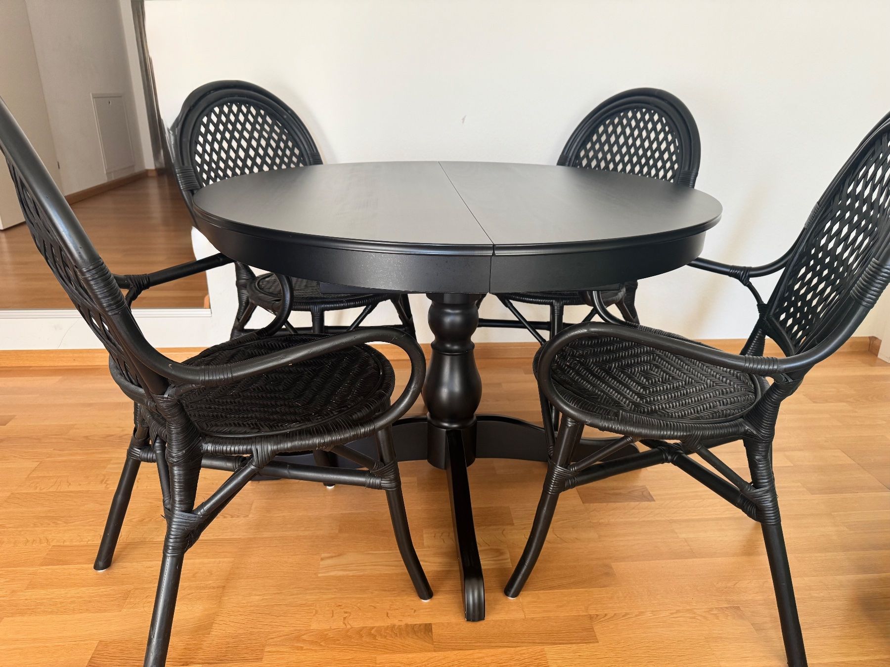 Ikea Tavoli: Schwarzer runder IKEA Esstisch mit 4 Rattanstühlen – Usato da Basel venduto da ana_2wwg