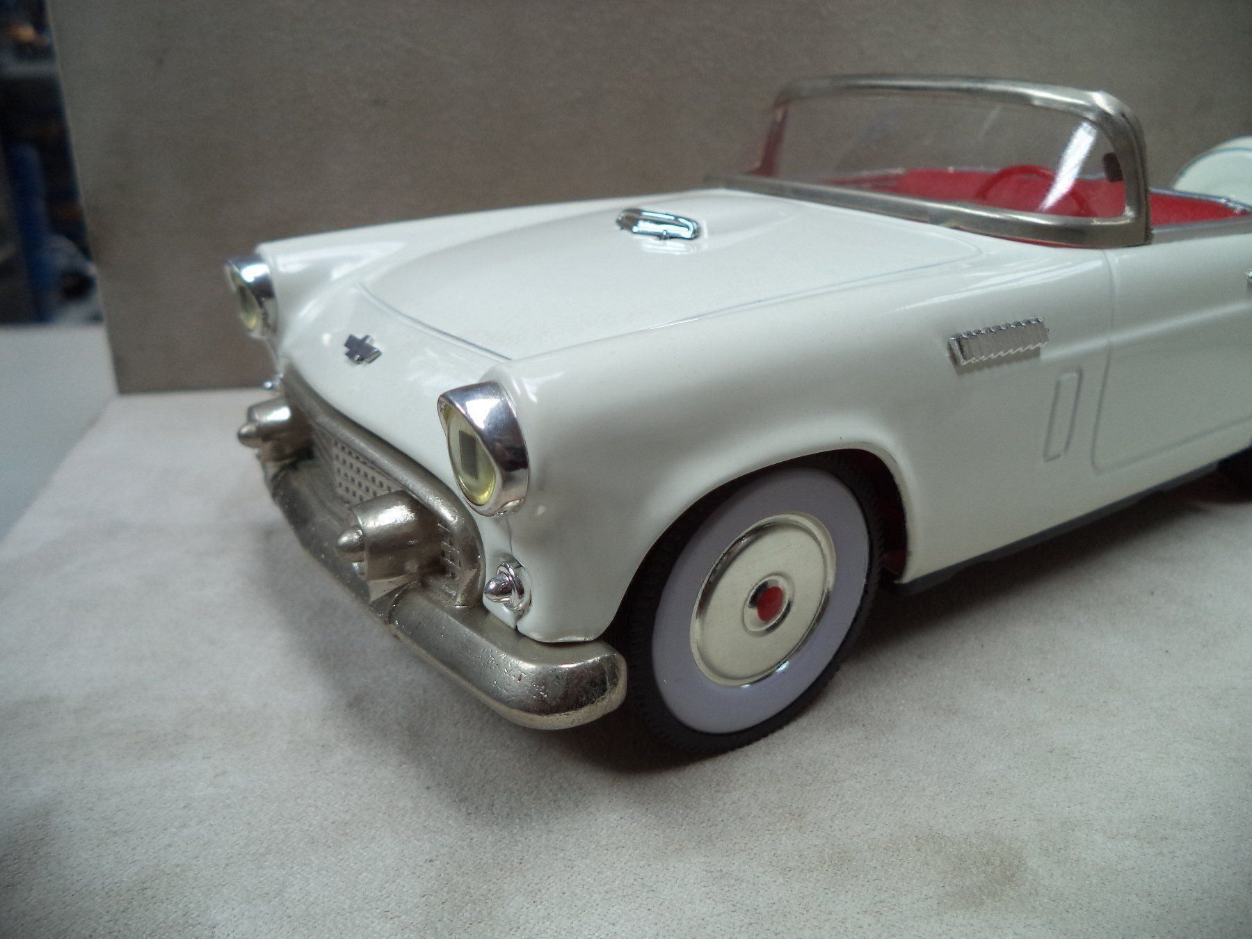 Modellini d'auto: Blech FORD 56 THUNDERBIRD 1:18 – Nuovo e nell'imballaggio originale da Rieden AG venduto da Wirth03 1