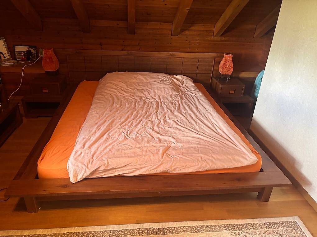 Betten: aus Echtholz  Bett, 2 Nachttische & Sideboard – Gebraucht aus Zumikon von bak_g65y 3