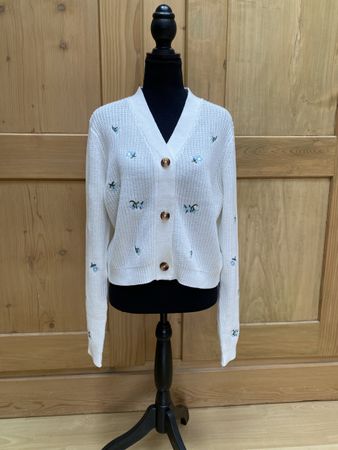 Strickjacke weiss mit Stickerei, Blumenmuster, Gr.L