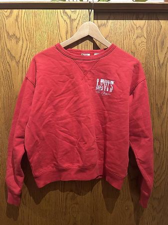 roter Levi's Pullover