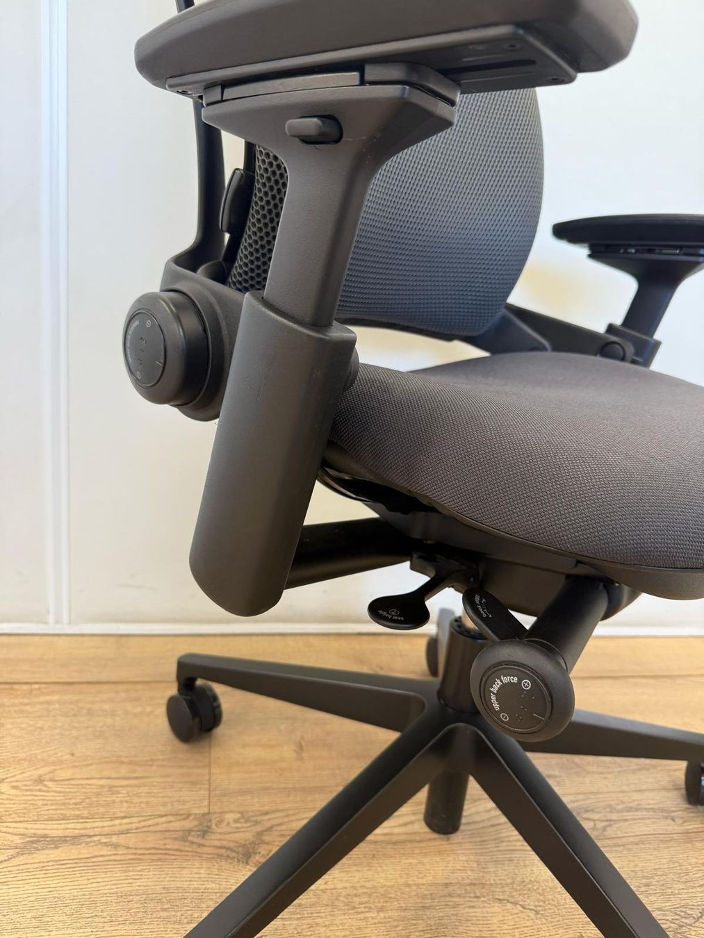 Steelcase Chaises: Refurbished Steelcase Leap V2 Full Option Anthracite – D'occasion à Purmerend par Offeco 1