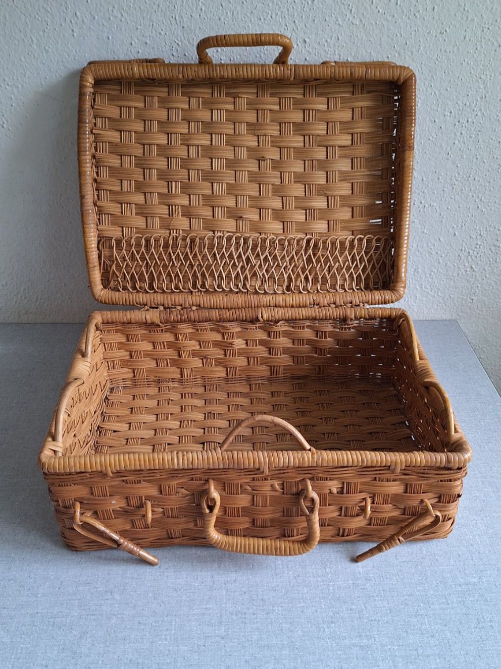 Sonstiges für Haushalt & Wohnen: Vintage Picknick-Koffer aus Korbgeflechtt – Gebraucht aus Weinfelden von Yenas10 1