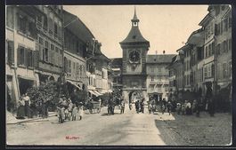 Murten, Blick auf Häuserfassaden und Tu