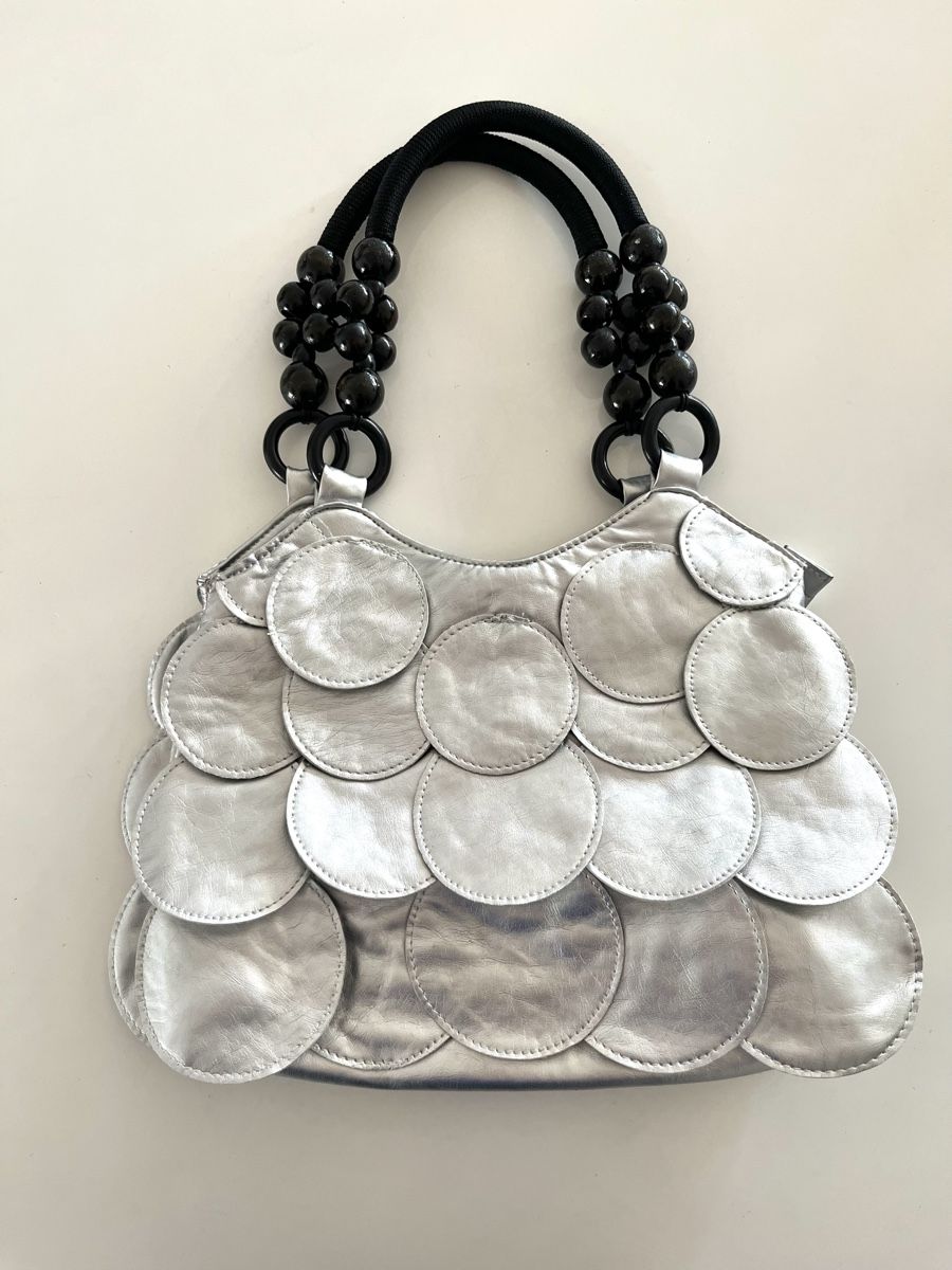 Borse da donna: NEU! SILBERNE HANDTASCHE MIT PERLENHENKELN – Nuovo e nell'imballaggio originale da Basel venduto da JJ.Elena