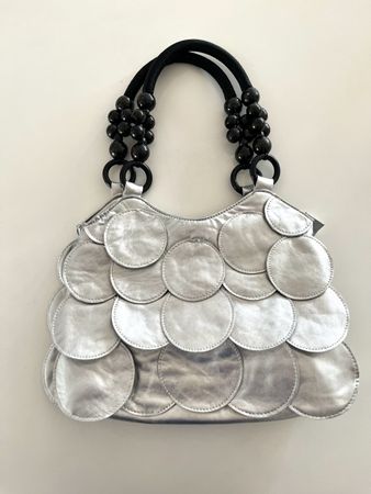 NEU! SILBERNE HANDTASCHE MIT PERLENHENKELN