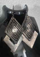 Orecchini pendenti color argento scuro con rombi