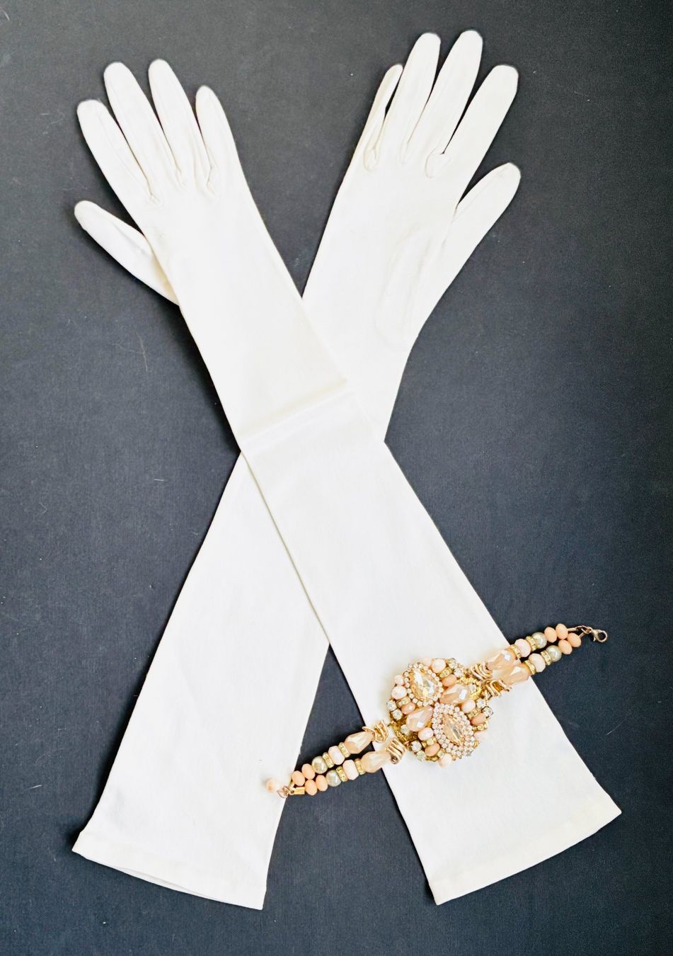 Guanti & manicotti: Weisse Vintage Satin Abendhandschuhe mit Statement Armband – Usato da Kloten venduto da Nephty