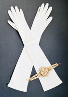 Weisse Vintage Satin Abendhandschuhe mit Statement Armband