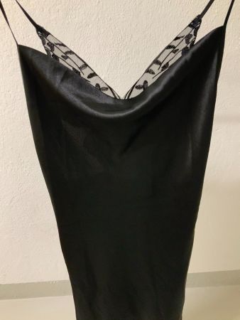 Schwarzes Kleid Seide-Optik Schmetterling Spitze Grösse M