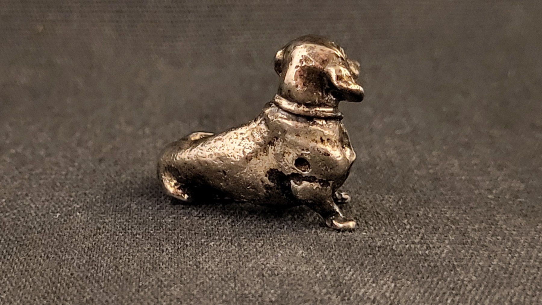 Statuette: Kleiner Metall-Dackel "V" – Usato da Basel venduto da spinne02 2
