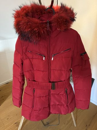 Rote Winterjacke mit Echtfellkapuze, Grösse 38 - Neuwertig!