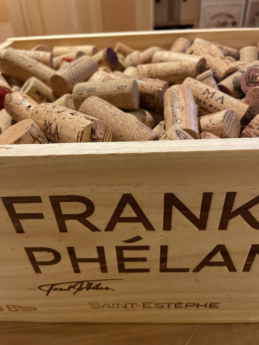 Sonstiges: Weinkiste mit Korken – Gebraucht aus Adligenswil von Treegarden 1