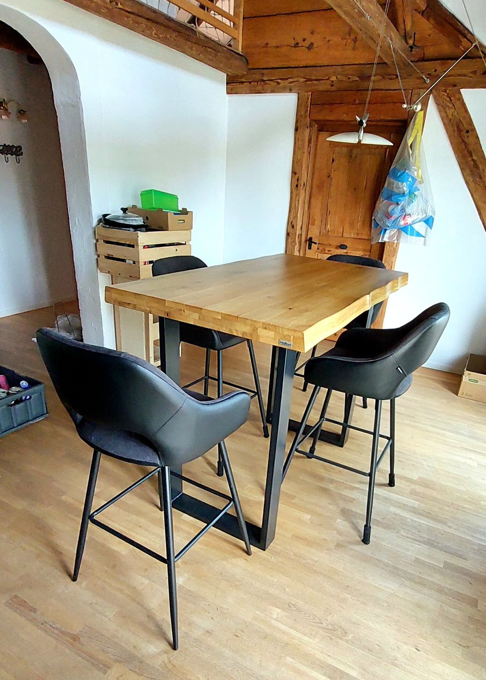 Tavoli: Bartisch mit vier Barhocker – Usato da Hochdorf venduto da Teilnehmer2
