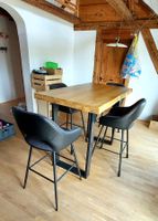 Bartisch mit vier Barhocker